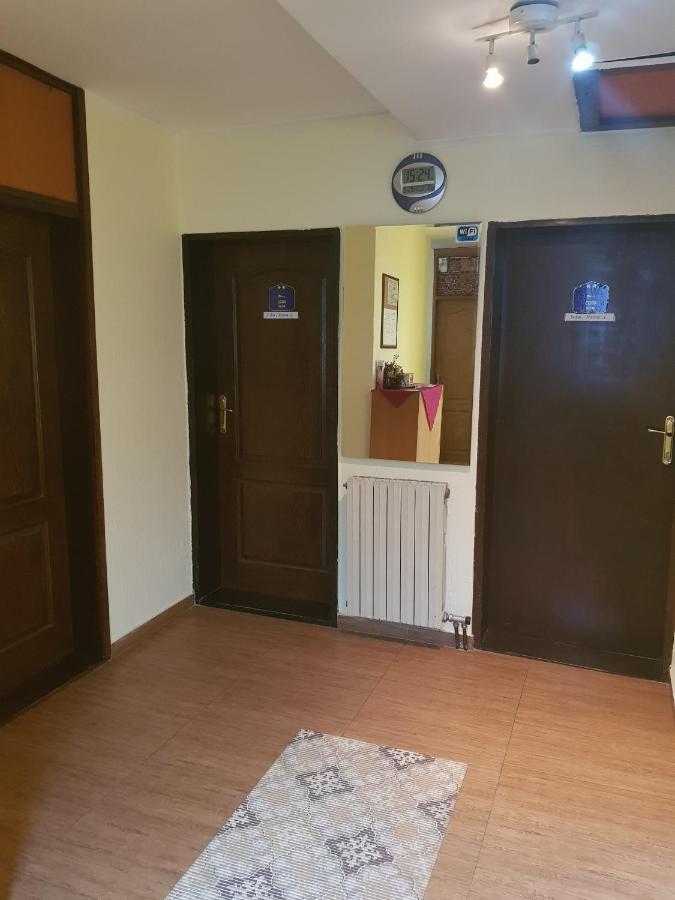 Pansion Lug Hotel Belgrado Buitenkant foto