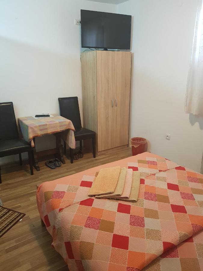 Pansion Lug Hotel Belgrado Buitenkant foto