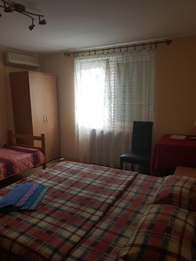 Pansion Lug Hotel Belgrado Buitenkant foto