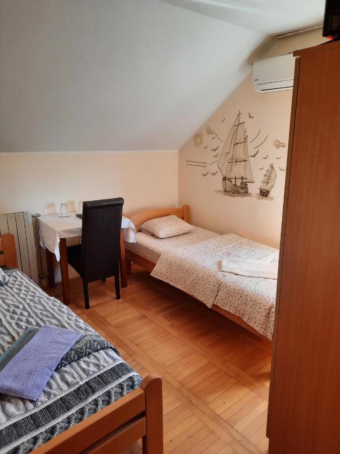 Pansion Lug Hotel Belgrado Buitenkant foto